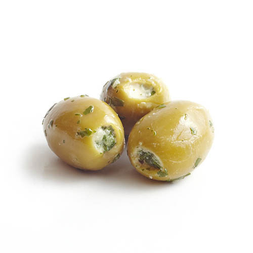 Grüne Oliven mit Käsekomposition